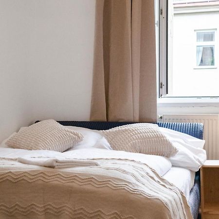 Prime Location & Peaceful Shared 2 Bedroom Apt With Backyard Відень Екстер'єр фото